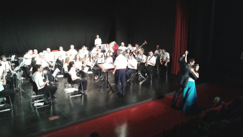 Momento durante el Concierto interpretando el vals de la Bella Durmiente y una pareja de bailando.